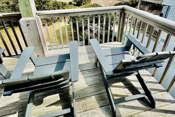 Enjoy the sunrise from the deck looking out to the beach!