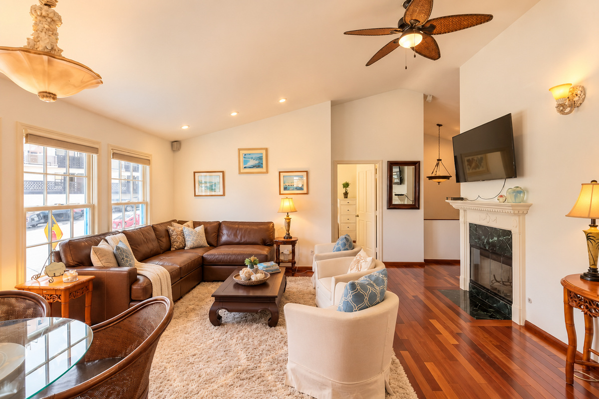 La Jolla's Cove House Condo has a Spacious open living room area for your entire group to relax. The fireplace is not functional.