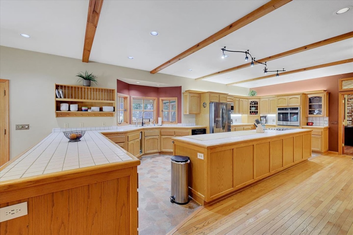 Large Gourmet Kitchen with Island
