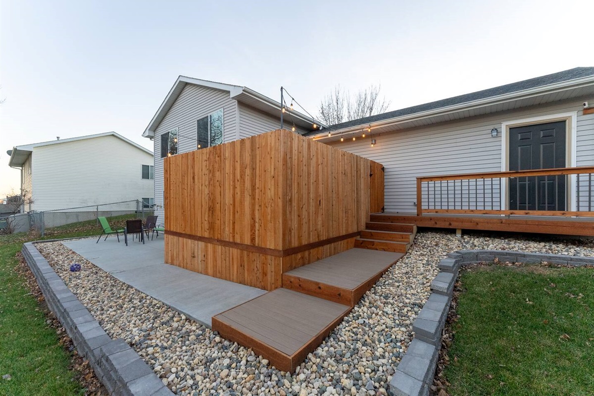 Fenced backyard private Hot-Tub and patio!
