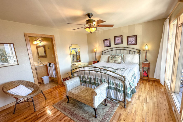 Main level king suite with a private bathroom, Tanasi Lodge