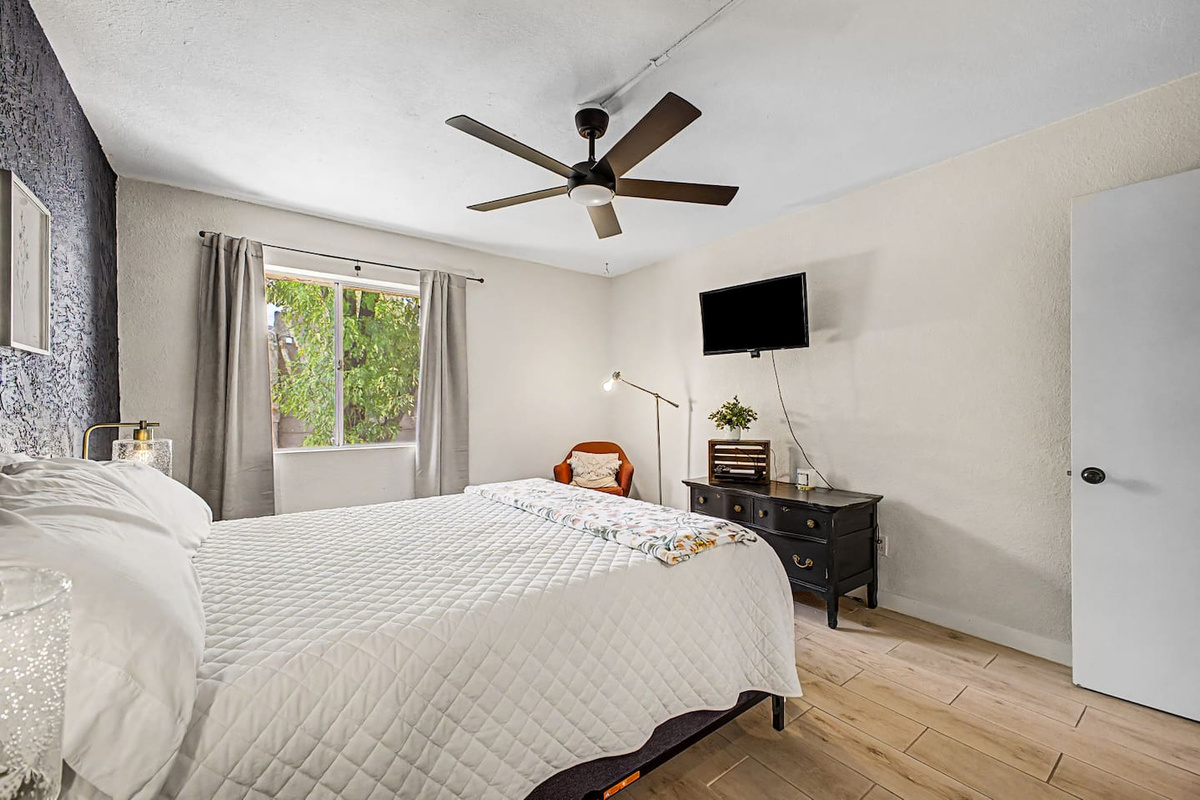 Paradise Pkwy Getaway in Phoenix + Pool — Paradise Pkwy Getaway in Phoenix + Pool, Phoenix, Arizona — photo 6