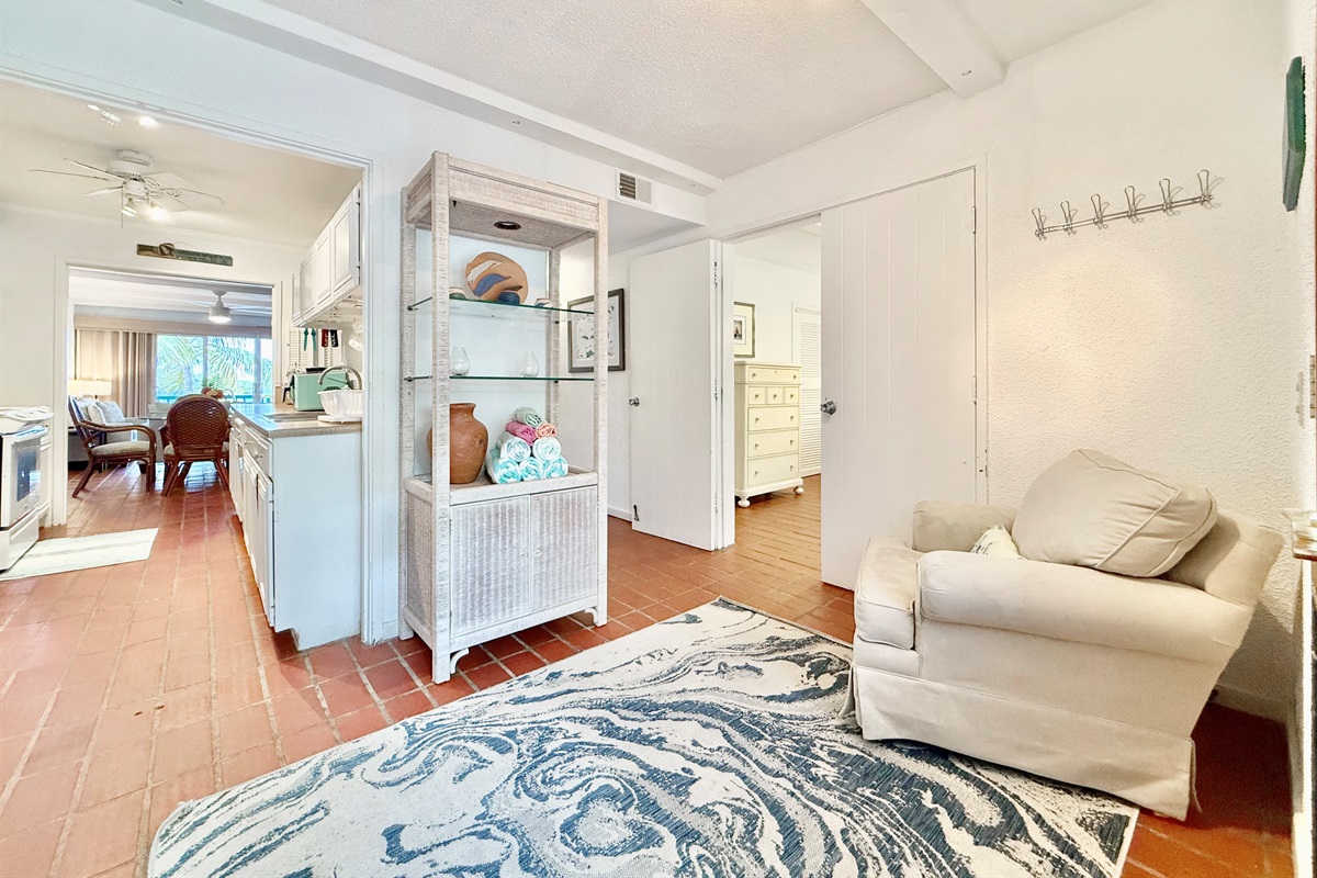 Entrance foyer into Surfside