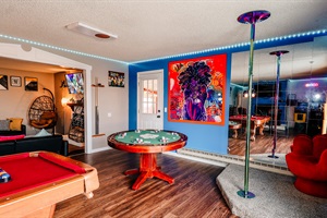 "Entertainment Oasis: Where Gaming, Poker, and Spectacular Views Meet in Harmony, Alongside Cozy Living Room Comforts 🎱🃏💃🛋️