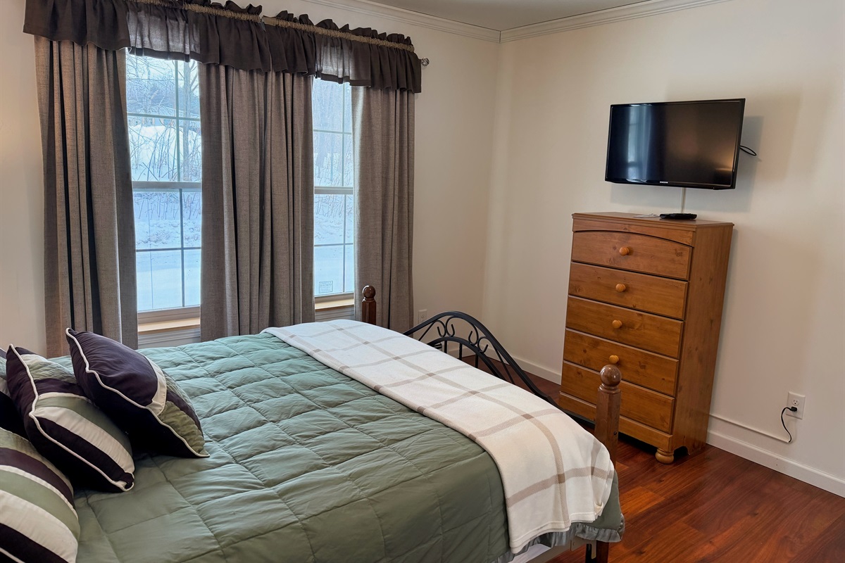Queen bedroom #1 with SmartTV.