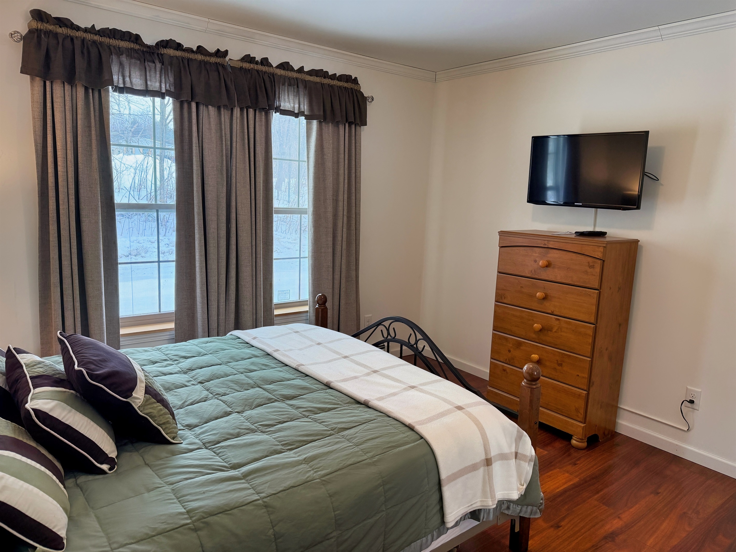 Queen bedroom #1 with SmartTV.