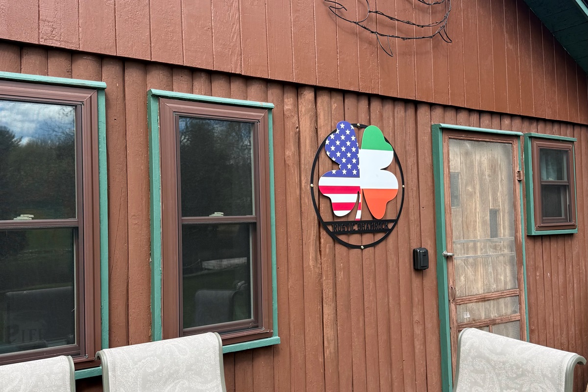The Rustic Shamrock steps away from the Intermediate River with your own private dock!