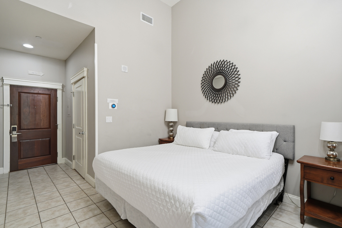This open concept studio comfortably sleeps up to four between the king-size bed and queen-size pullout right next to The Village, the heart of the SanDestin Golf & Beach resort.