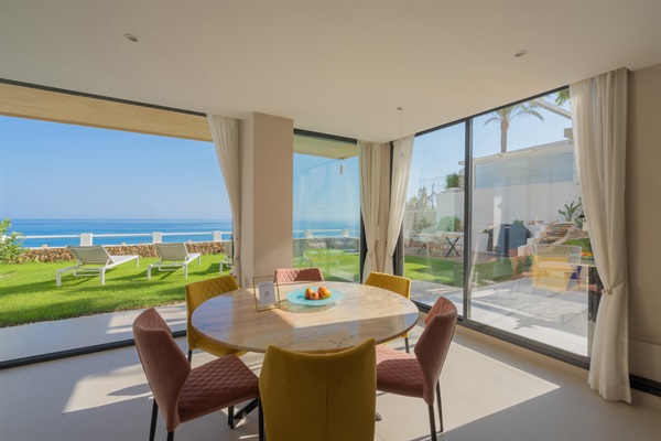 Savor meals with a view! Our Torremolinos Duplex has a dining room overlooking a private garden. Serene and stylish, it's the perfect spot to enjoy your favorite dishes. #SeafrontGetaway