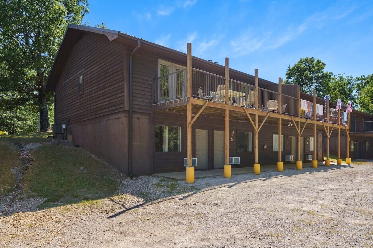 Branson Hideaway additional parking in back (boat/trailer parking close as well)