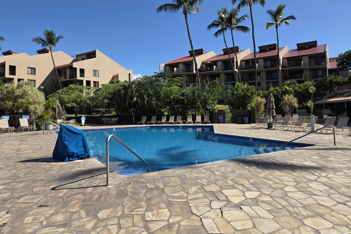 Pool with lift