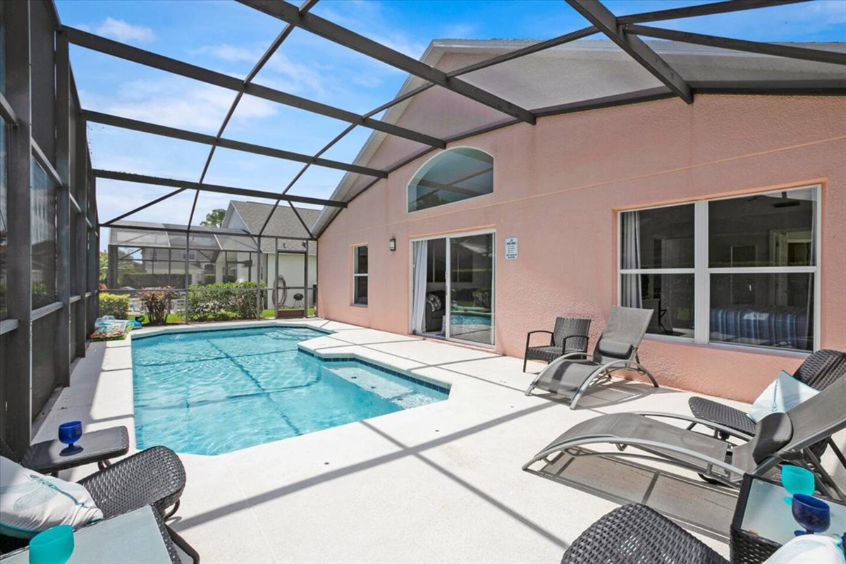 The pool has a removable fence, to protect your little ones. 