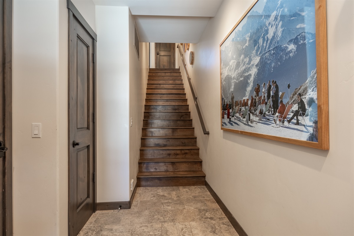 The first-floor foyer welcomes you into this three-level home, with entry from both the outdoors and the garage—a striking Slim Aarons photograph hints at the style waiting upstairs.