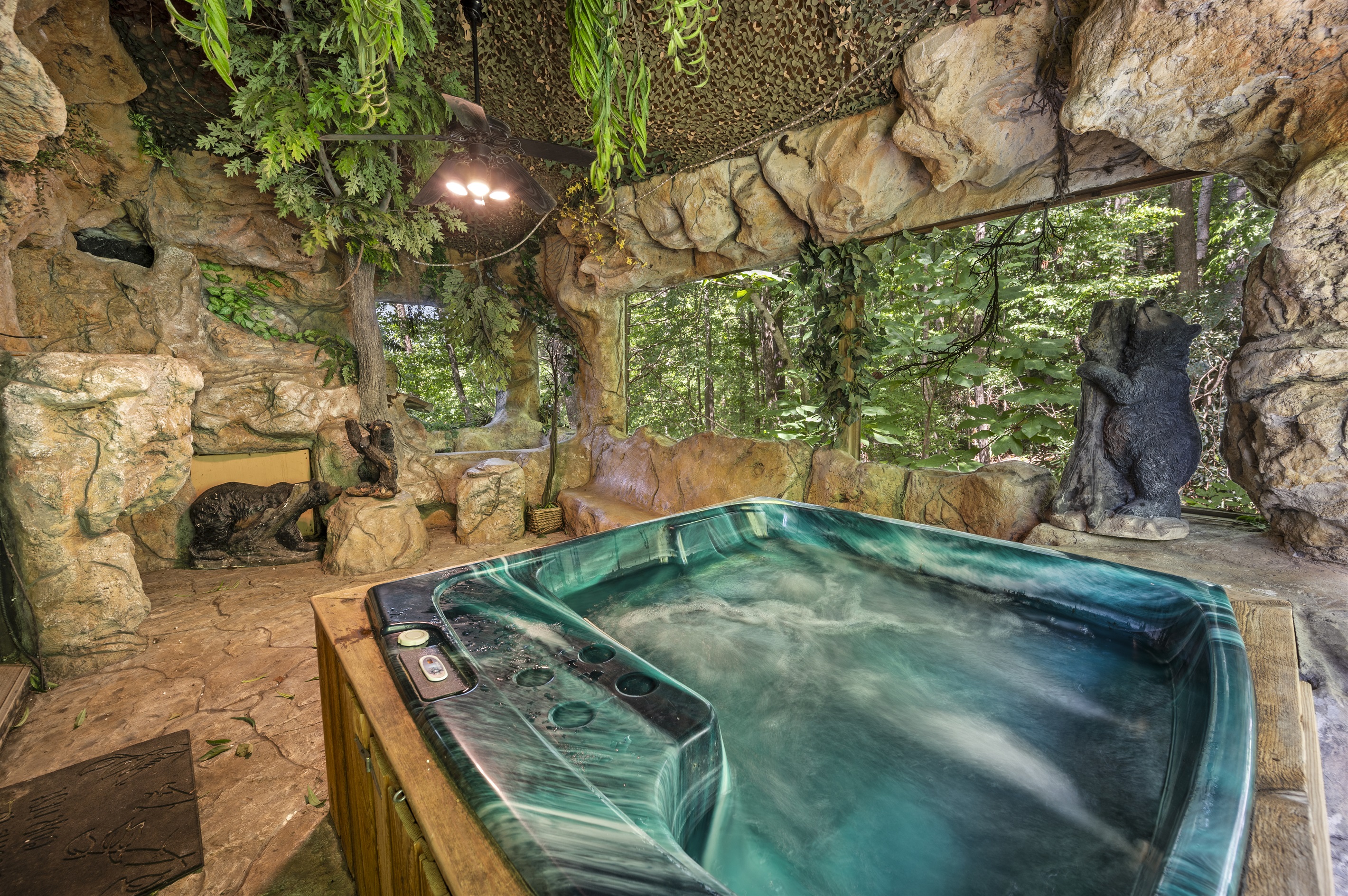 Hot Tub And Scenic Wooded Views - Charming Cozy Escape - Pigeon Forge, TN