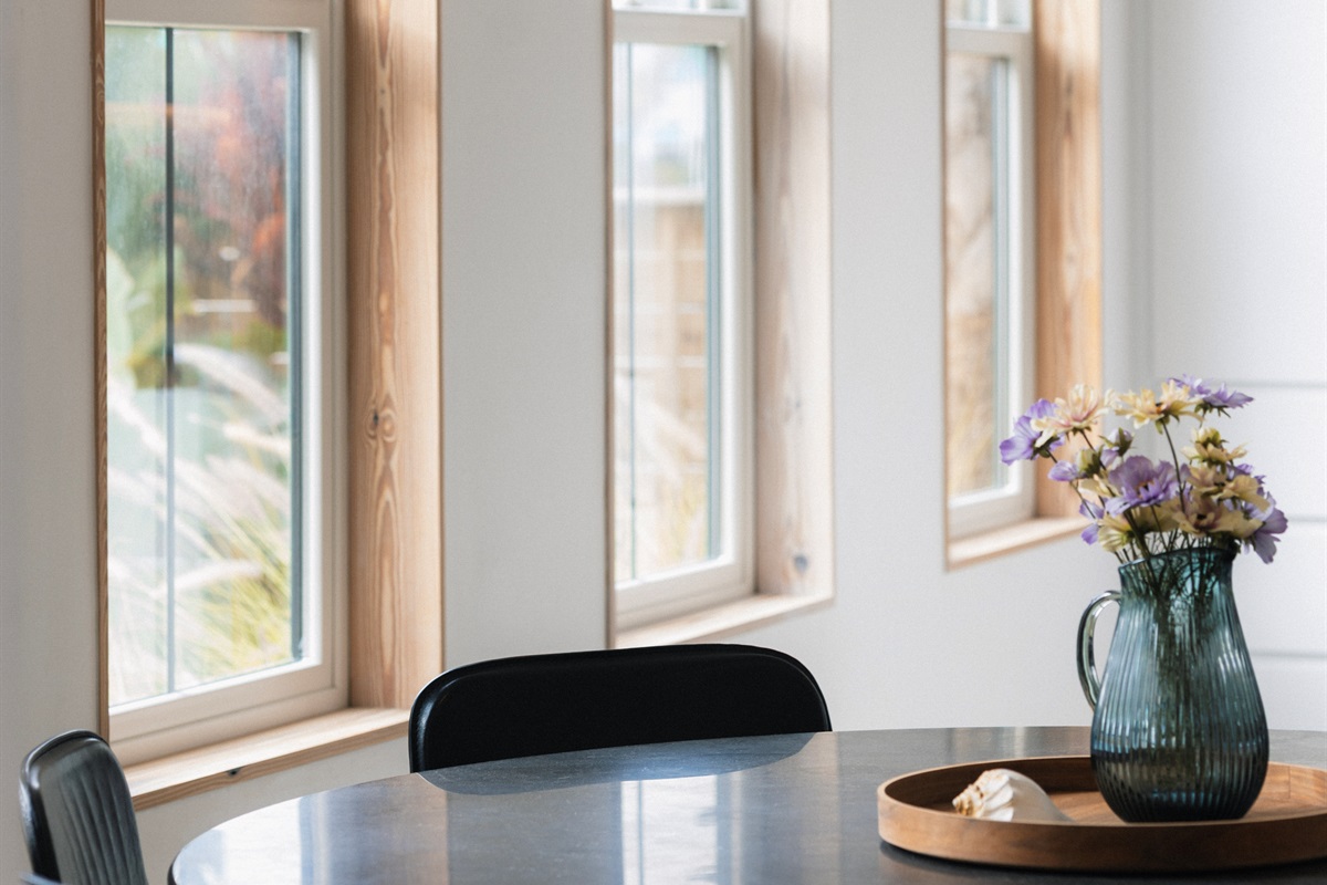 Design details that make it feel luxe ✨ The kind of lighting that makes even takeout feel fancy.