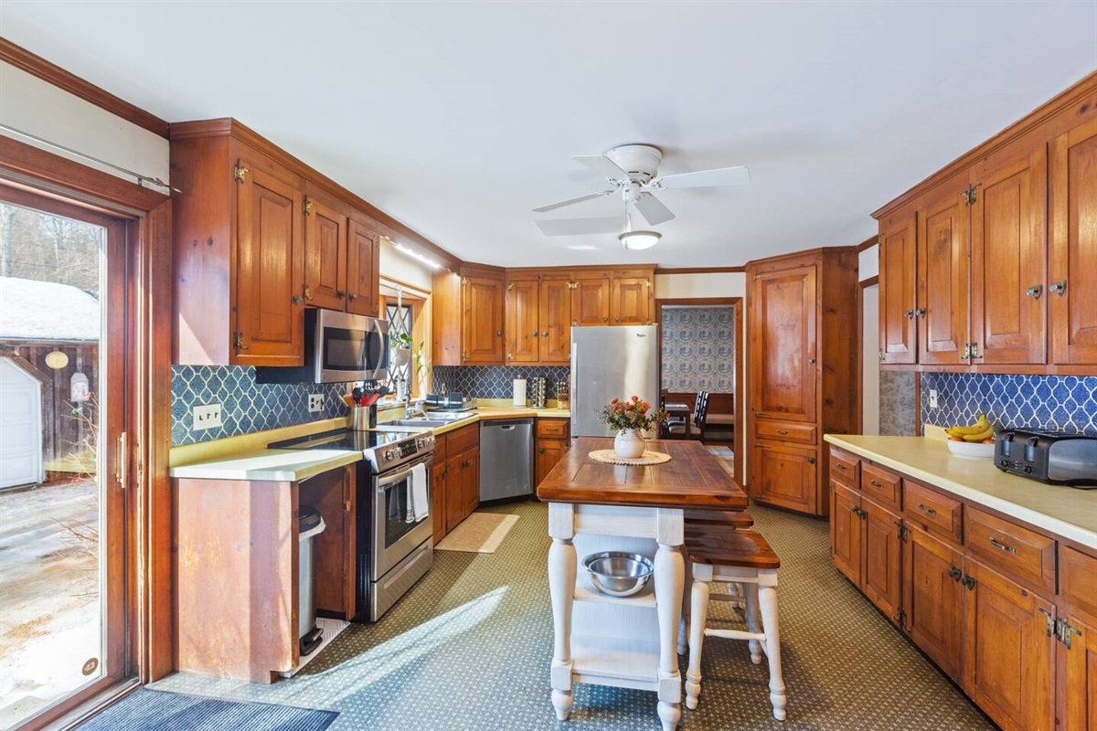 Kitchen with coffee/tea barPots, pans & cooking Utensils included