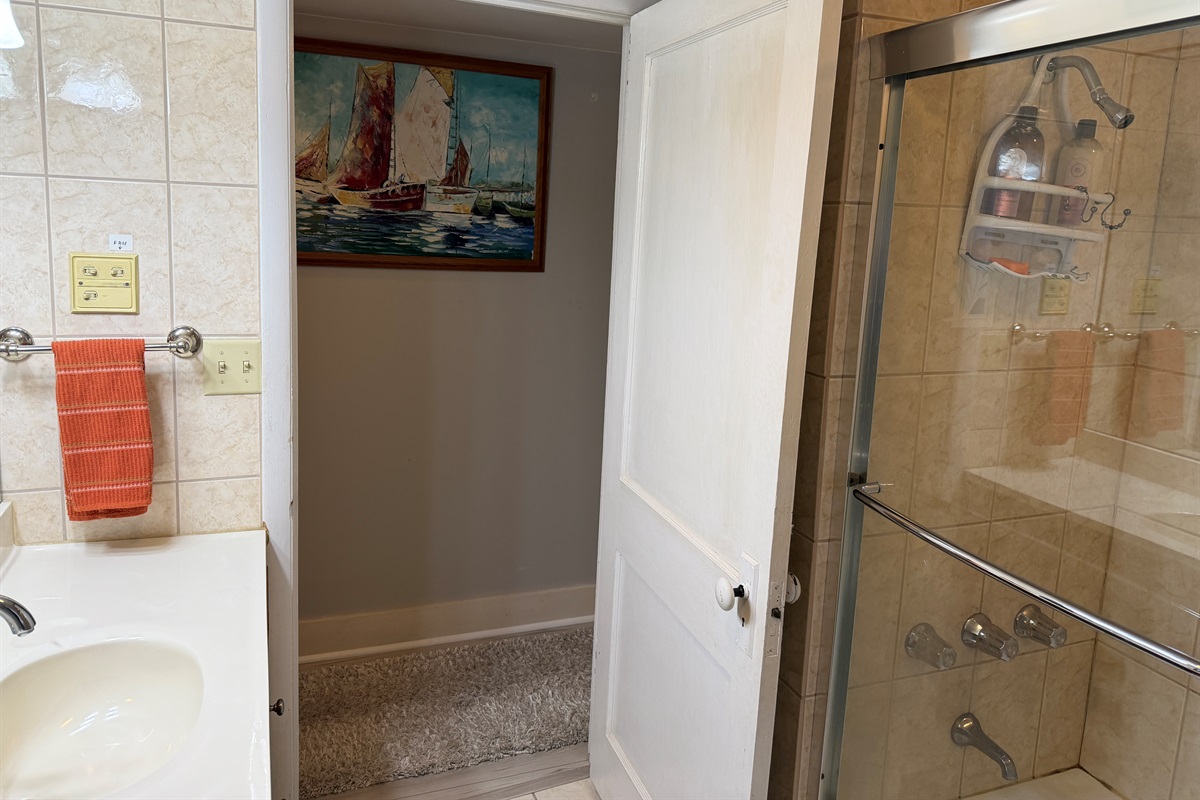 2nd floor bathroom with tub/shower