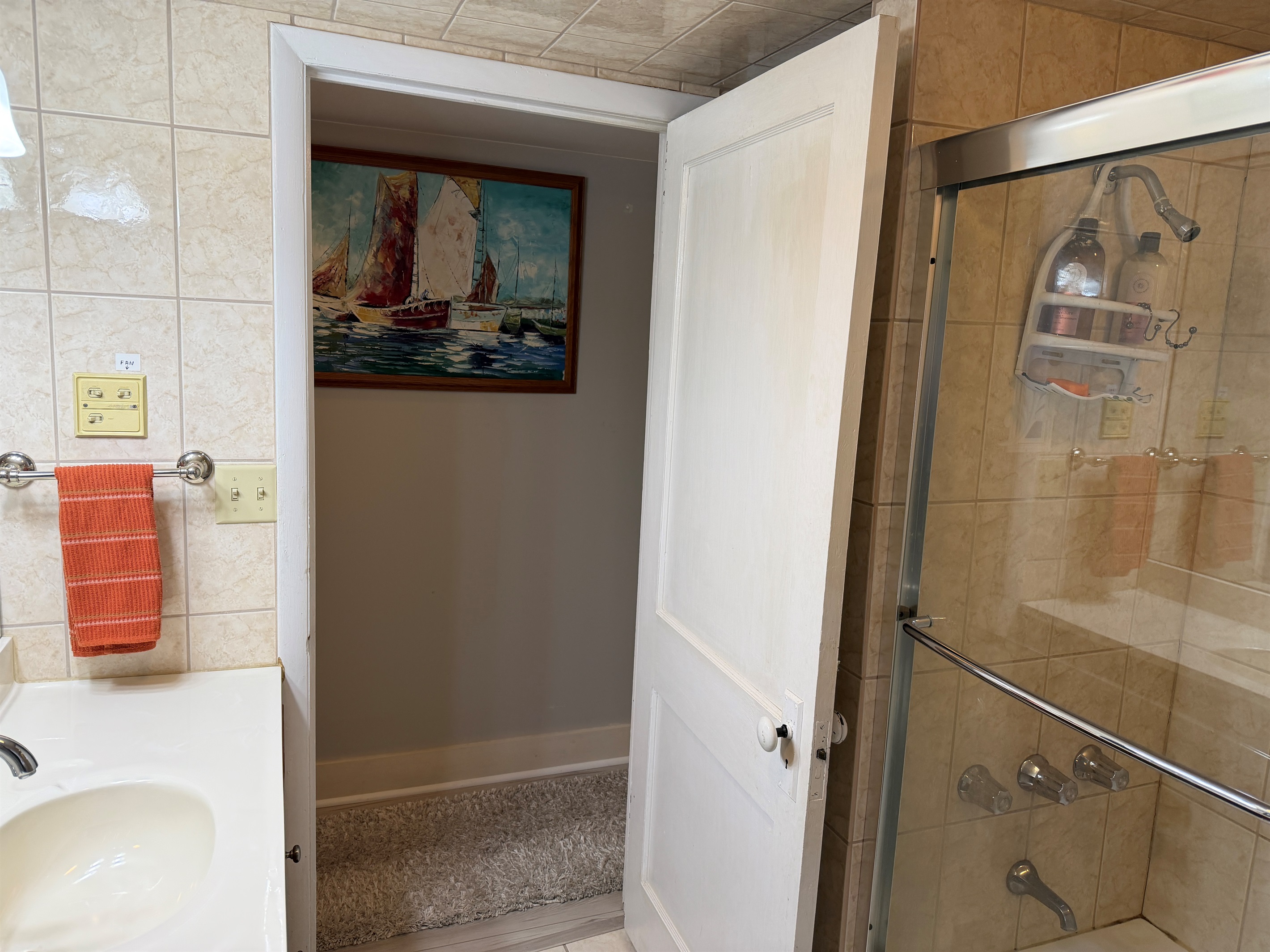 2nd floor bathroom with tub/shower