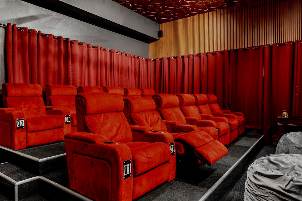 Gold Standard Viewing: 12 Luxury Recliners for the Whole Group