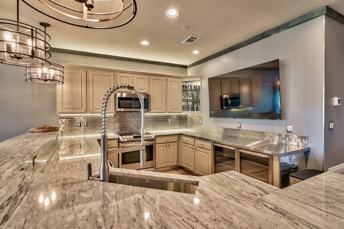 Eat-in Kitchen with Granite and Stainless counters
