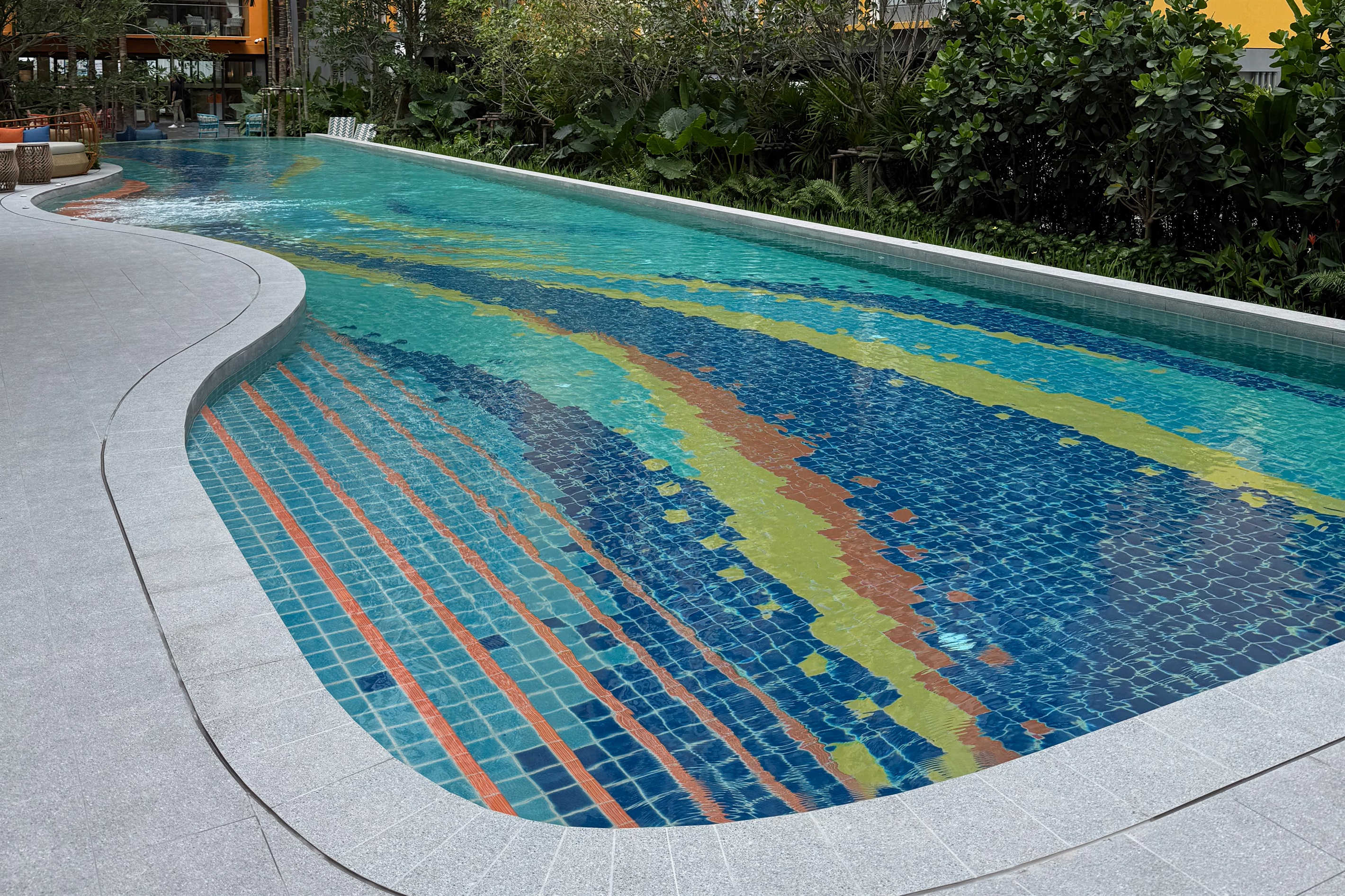 Inspired by the serenity of secluded islands, the expansive pool features a unique design with sunbeam patterns rippling along the floor. Surrounded by beautiful gardens, you can relax, sunbathe, read a book, or update social media posts here.