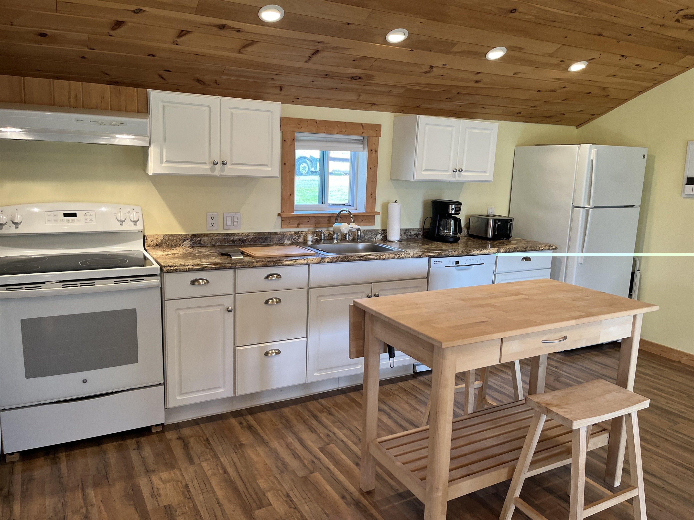 Kitchen w/ dishwasher