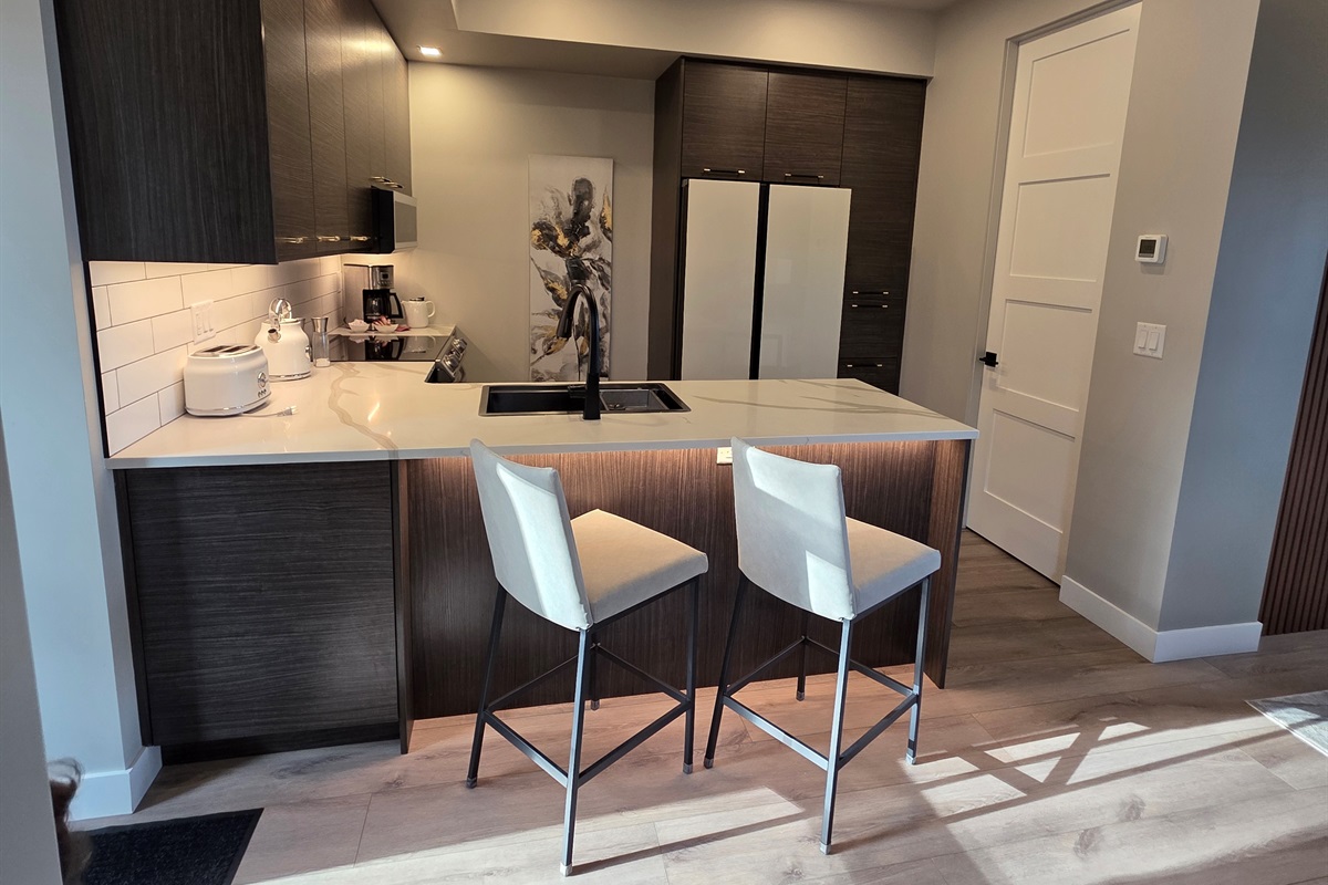 Extra bar seating- best seat in the house as you watch the family Chef make dinner.