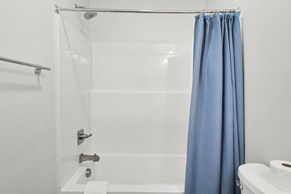 Lower bunk room ensuite shower