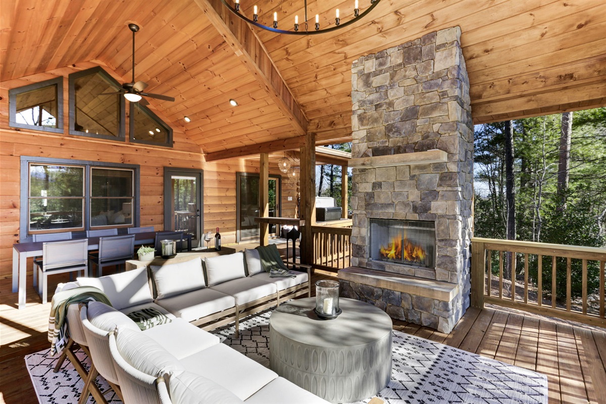 Mountain vibes meet modern luxury. S&rsquo;mores by the fire, forest views, and five-star comfort, all on one epic deck.
