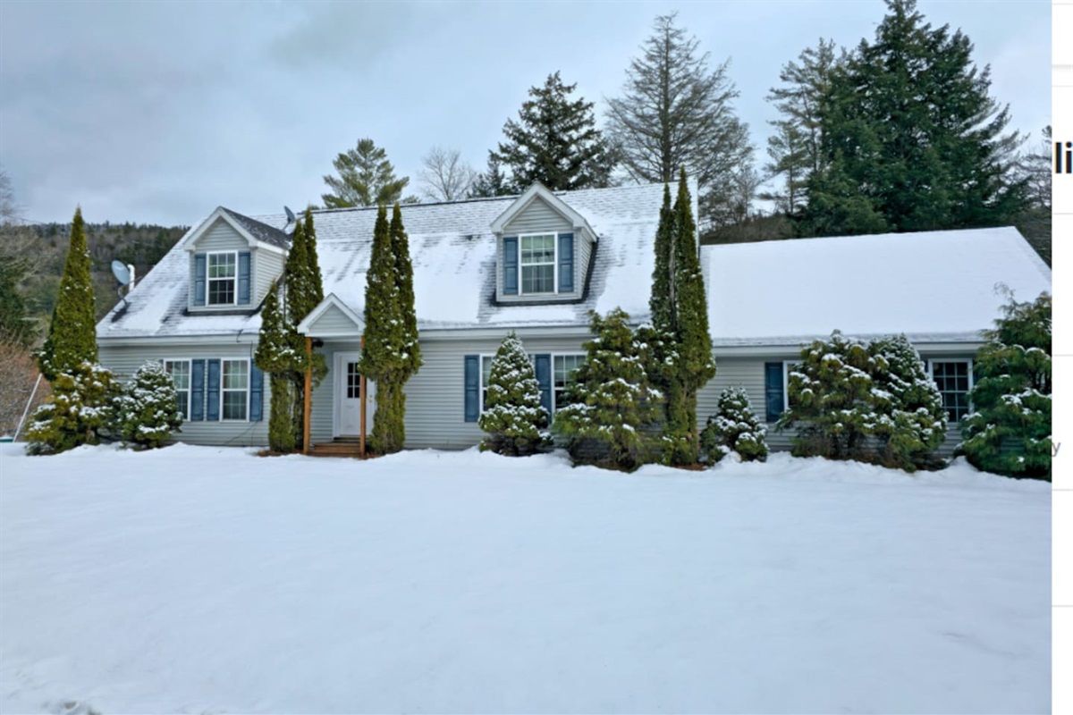 Beautiful private home near Okemo mountain, tucked away with a lake view and a hot tub! 