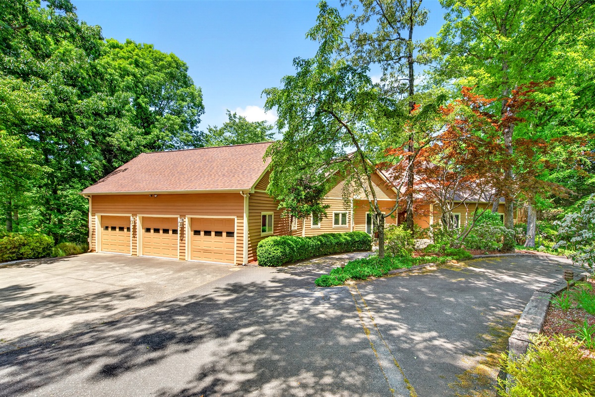 Wrap around driveway that fits up to 6 cars