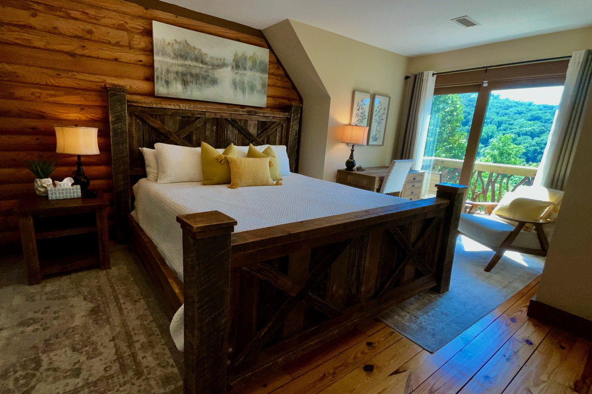 Upper Level Bedroom (King Bed) with Shared Bath