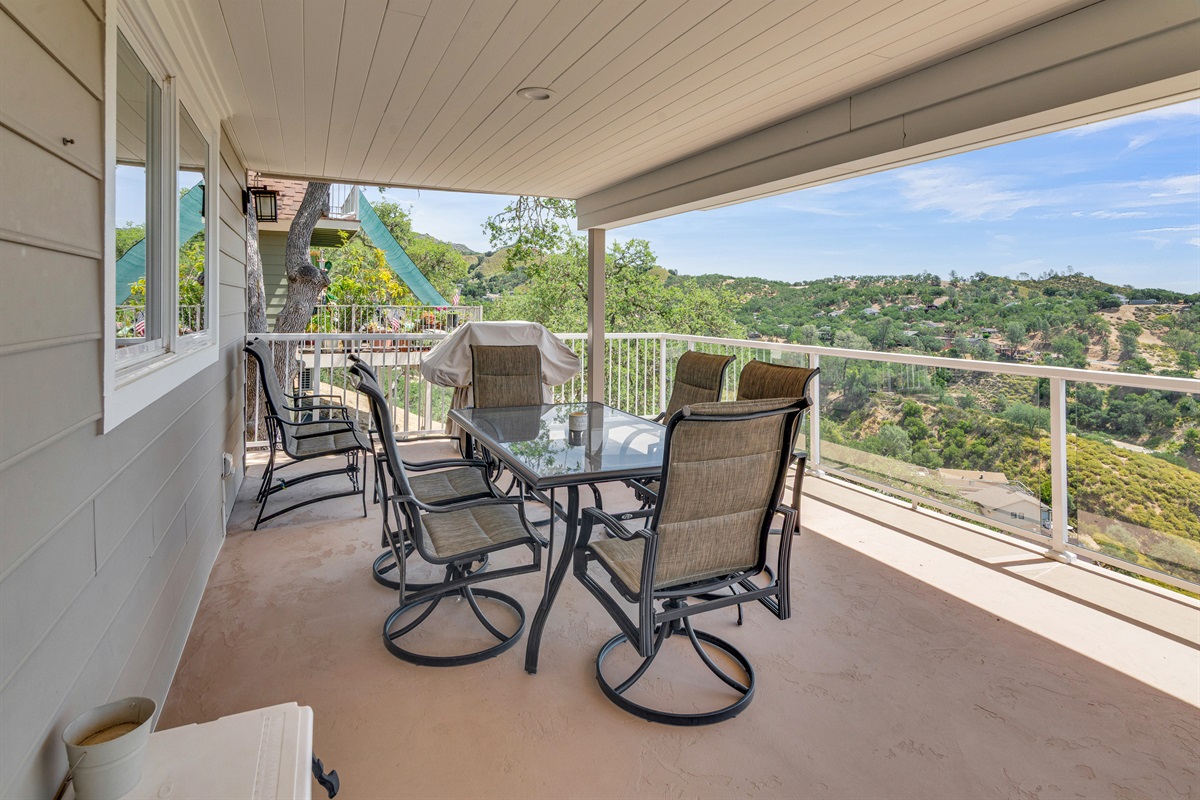 Propane BBQ and dining table to enjoy those meals "al fresco"