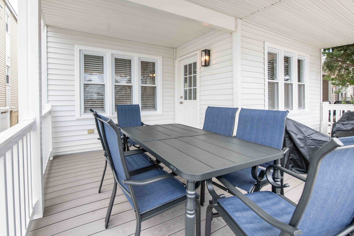 Covered Porch - 6-Person Outdoor Dining Table