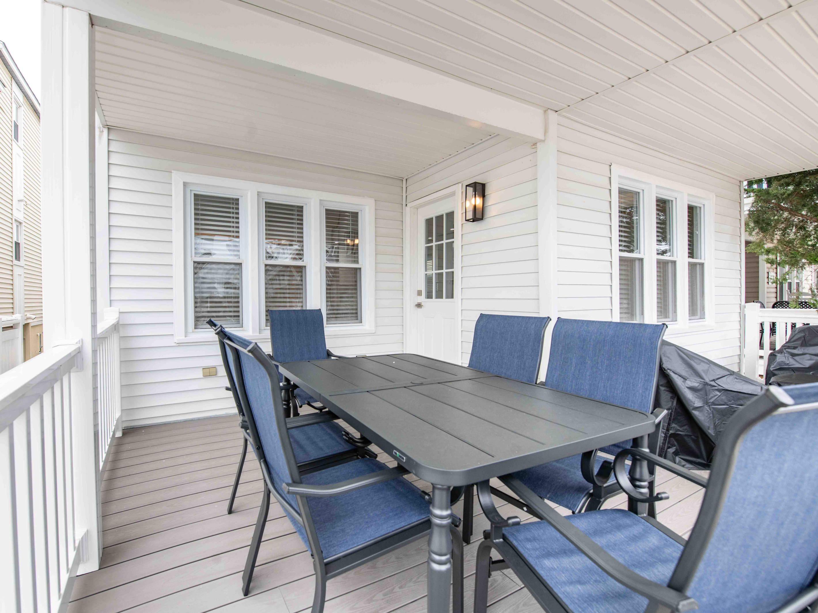 Covered Porch - 6-Person Outdoor Dining Table