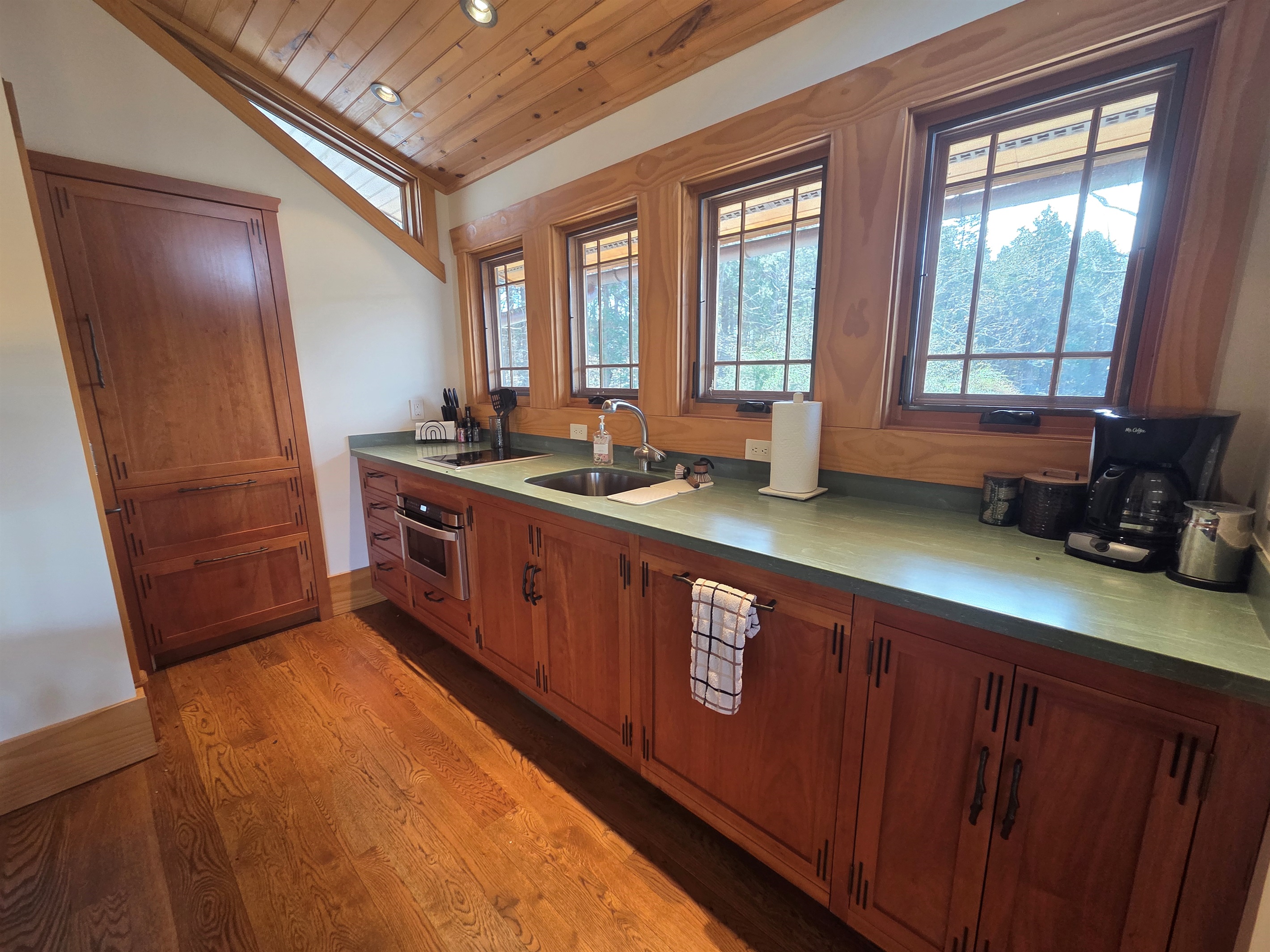 Enjoy a private carriage apartment with a charming, compact kitchen featuring a countertop stove—perfect for simple meals