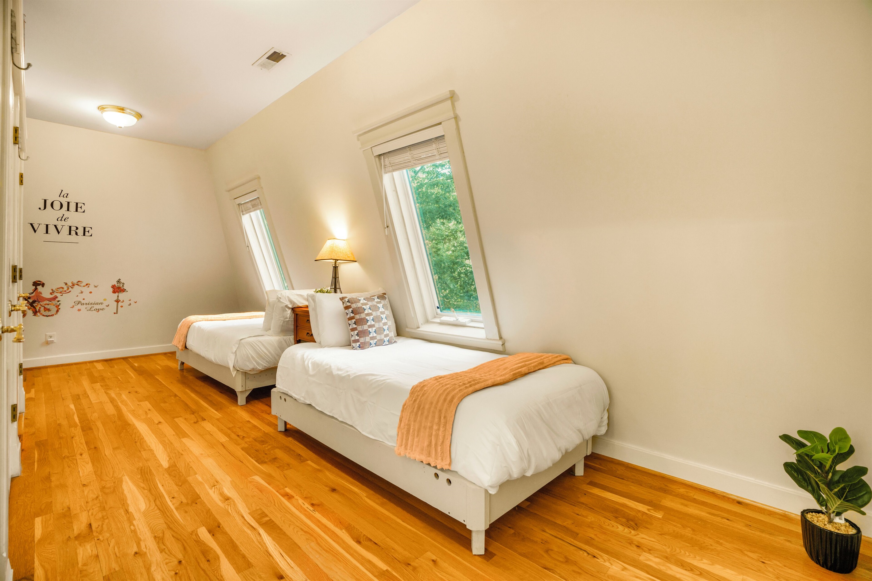 Two additional twin beds in 2nd level hallway (not considered a bedroom)