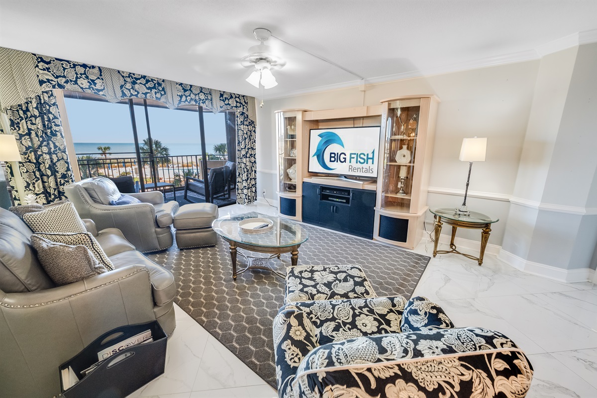 Amazing Living Room with Stunning Views🌊☀️