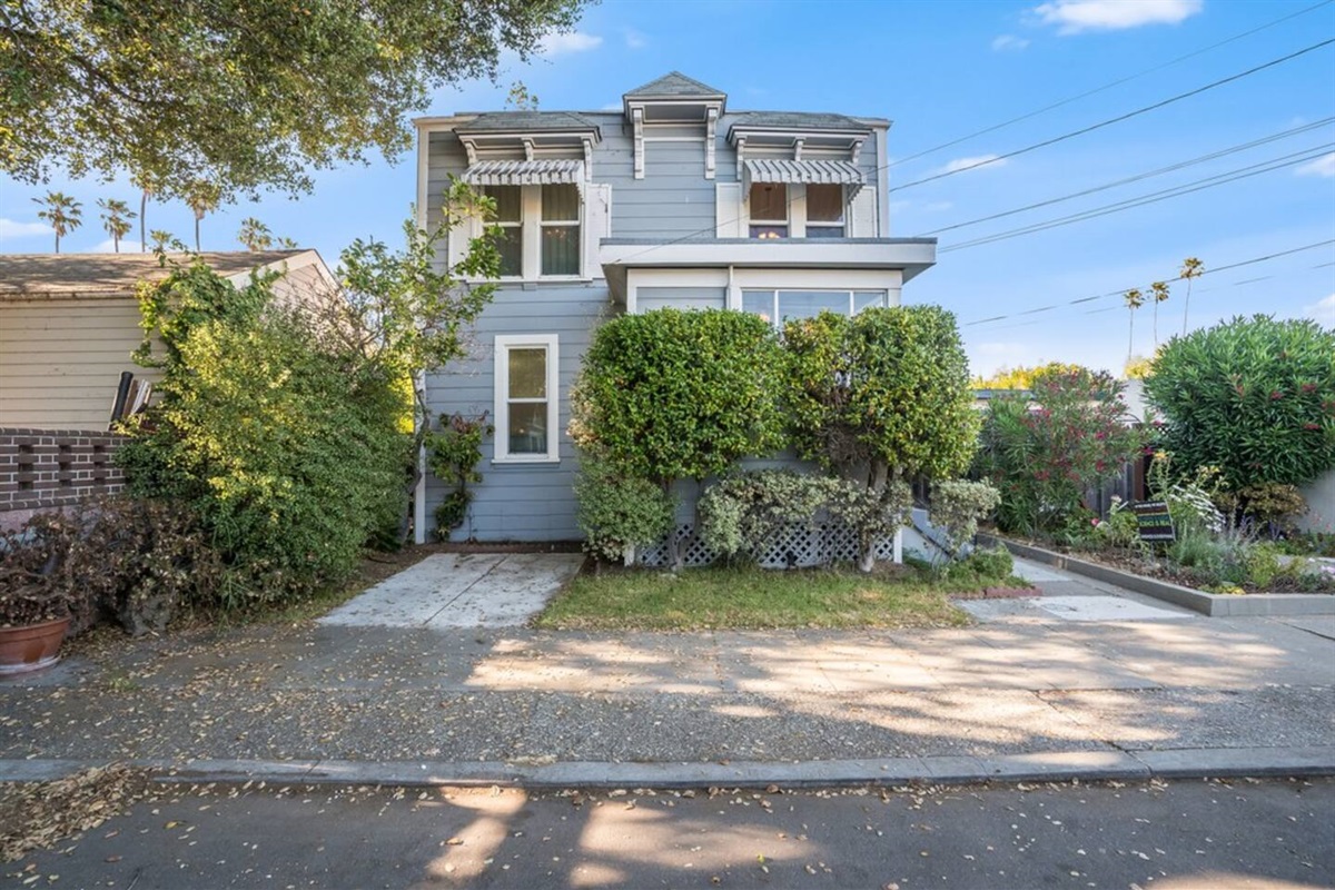 House is located on a quiet cul de sac in the Gold Coast neighborhood in Alameda.