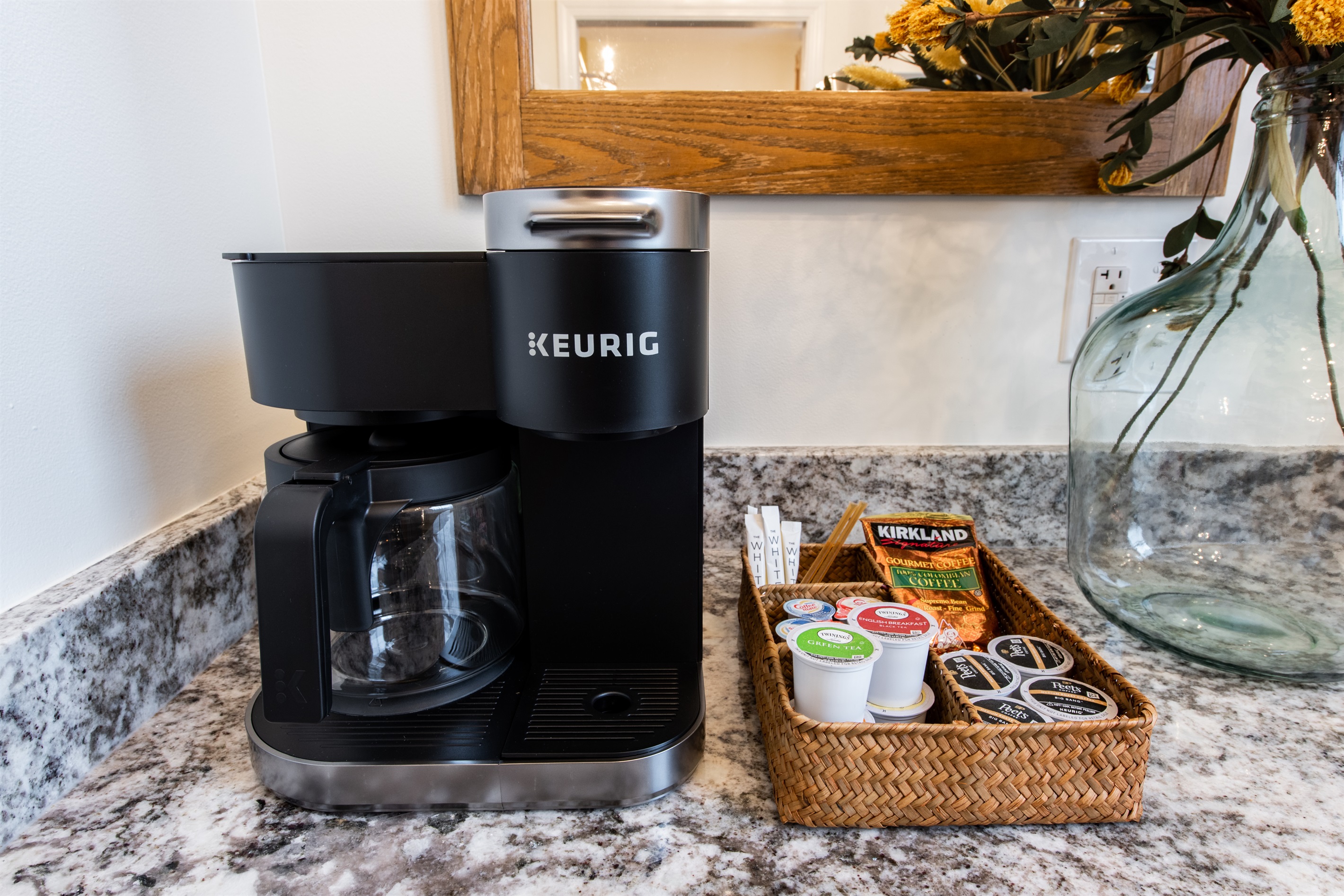 Drip Coffee Maker/Keurig combo. Starter Kcups and Tea provided.