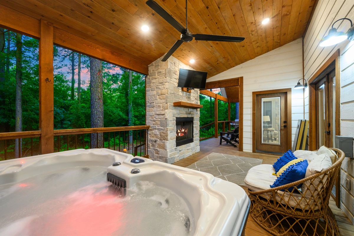 Outdoor Oasis: Unwind in the hot tub or around the fire with nature's beauty at your doorstep!