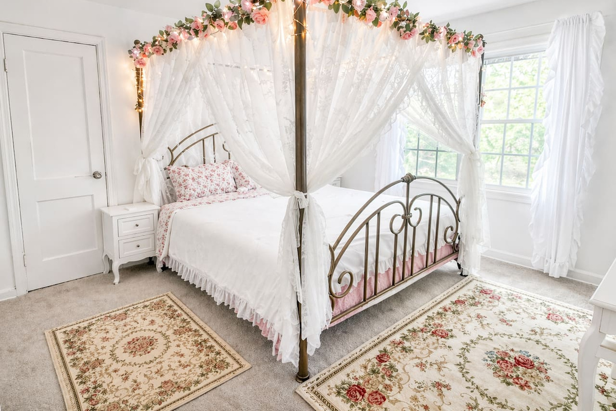 King bed decorated with fairy lights and romantic roses, & it has the comfiest mattress ever!! 