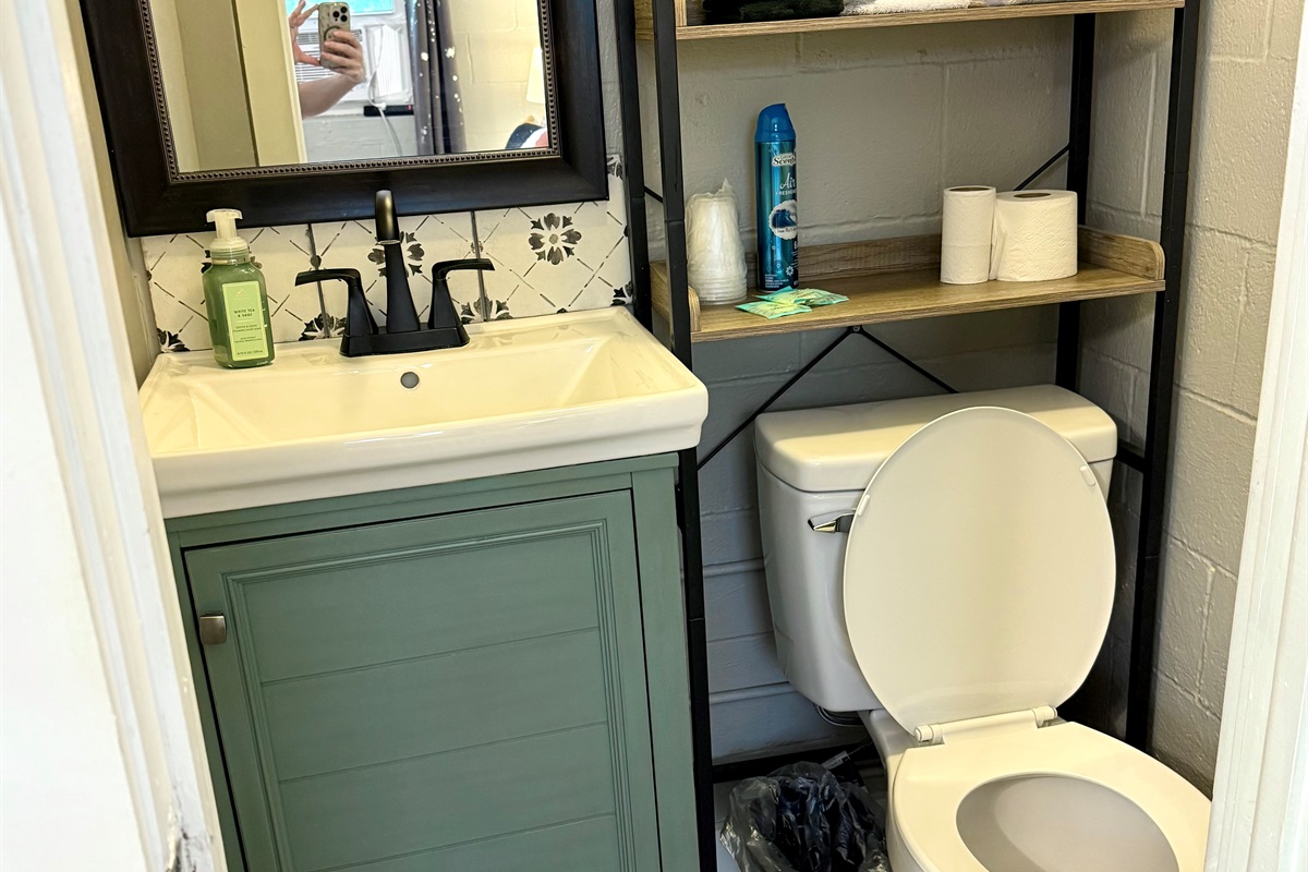 Small half bath off the queen room.