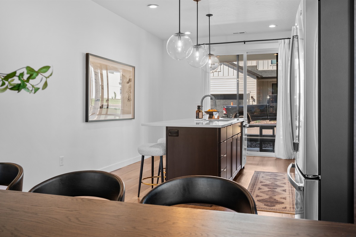 Start your mornings with coffee at the breakfast bar or enjoy appetizers while the chef of the group cooks nearby.