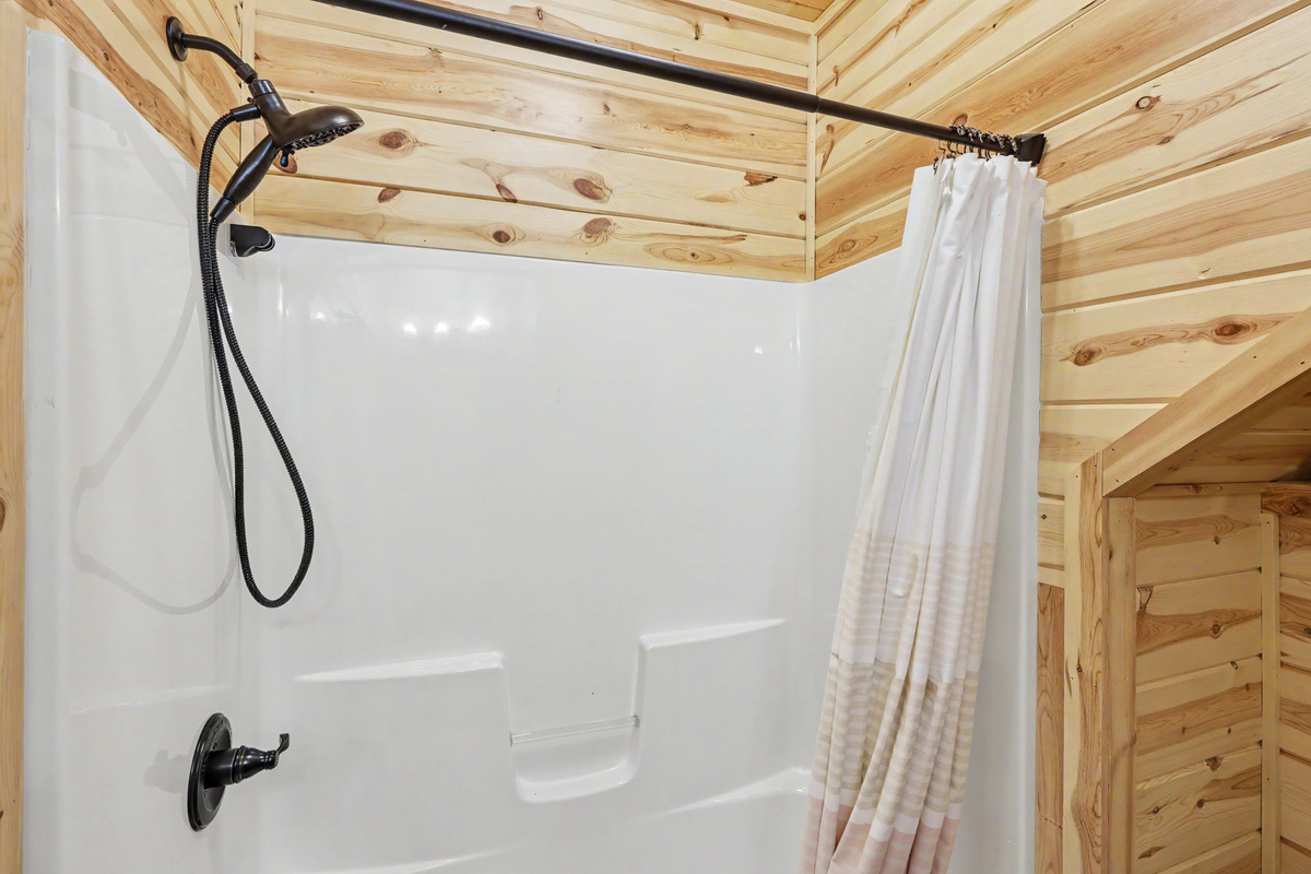 Main Floor Full Bath Tub/Shower