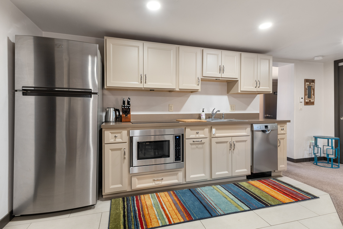 Modern Kitchen | Refrigerator | Kettle | Oven