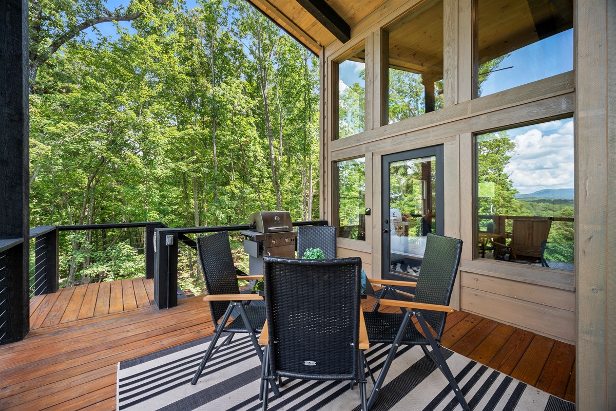 Sit back, relax and take it all in on the top deck with a gas grill to cook up your favorite feast in the beautiful surroundings.
