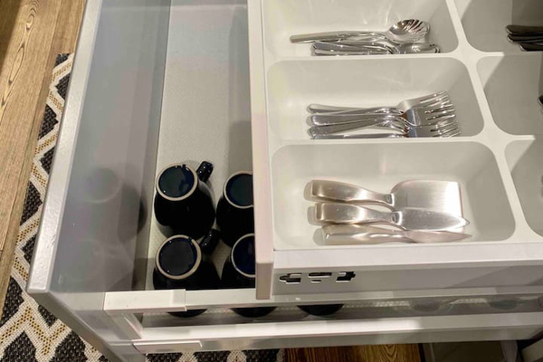 Kitchen Island.
The top drawer on the left has
cutlery.
1.   6- knives, forks, spoons.
2.  2- Bottle opener 
3.  Garlic press.
4.  Can opener 
5.  Pizza cutter
6.  Ice cream scooper
7.   Vegetables peeler
8.  Little knife 

     


       
       


