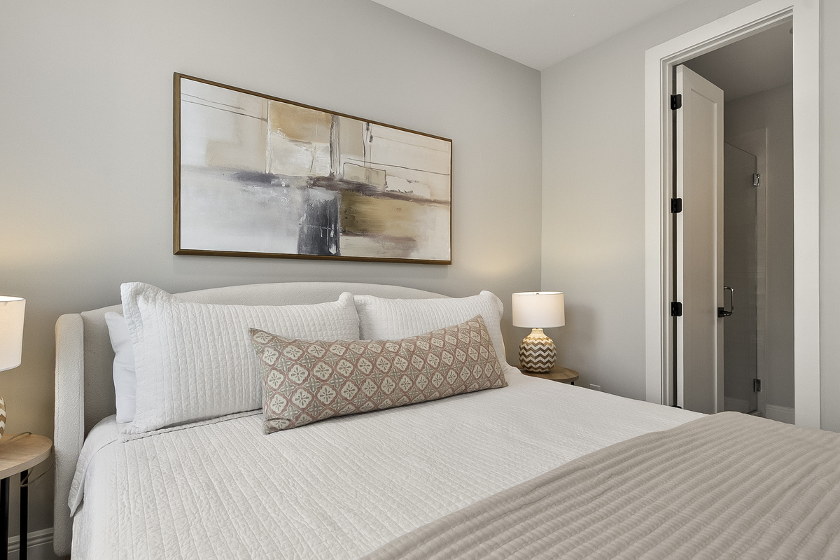 1st Floor King Bedroom