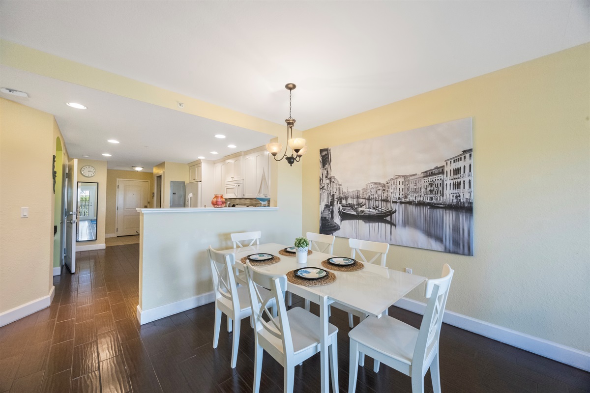Dining room area - seats 6